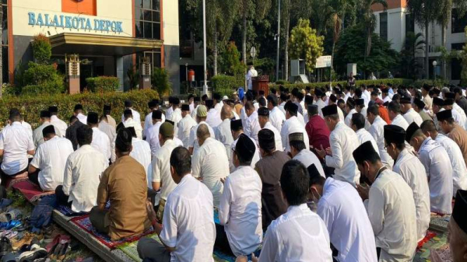 Ratusan ASN Kota Depok gelar salat Istisqa.