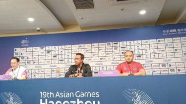 Pelatih tim sepak takraw Indonesia Triaji (tengah) 