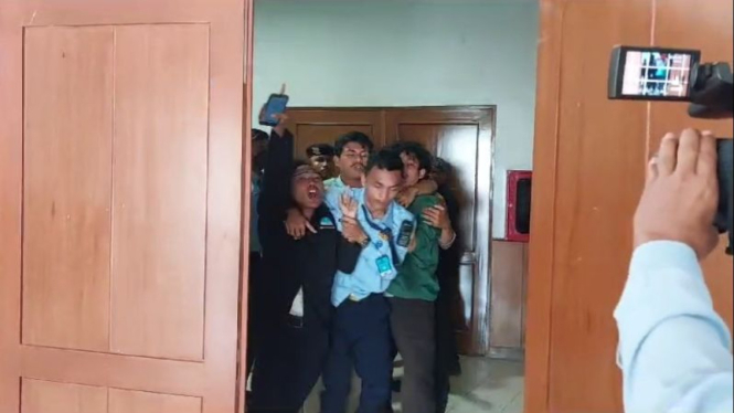 Dua Mahasiswa Terobos Sidang Paripurna Istimewa HUT Banten Ke 23