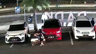 VIVA Otomotif: Bocil naik sepeda listrik tabrak mobil parkir
