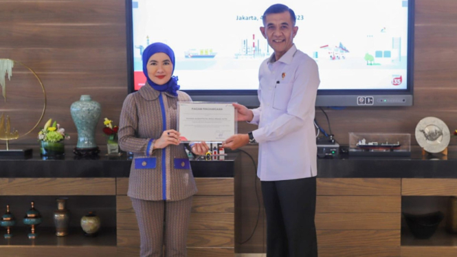 Dirut PT Pertamina Nicke Widyawati dan  Brigjen Pol. Hersadwi Rusdiyono