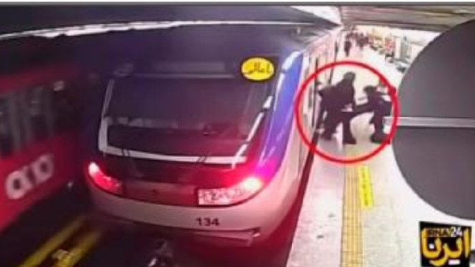 Cuplikan Wanita di Iran Pingsan di Kereta Metro