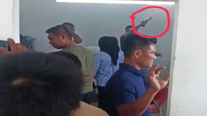 Aksi koboi pria menembakkan senjata di kerumunan orang di Deliserdang