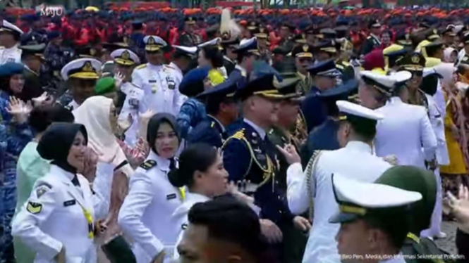 Joget massal di HUT ke-78 TNI