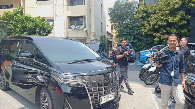 Mobil Vellfire yang ditumpangi Mentan Syahrul Yasin Limpo ke Polda Metro Jaya