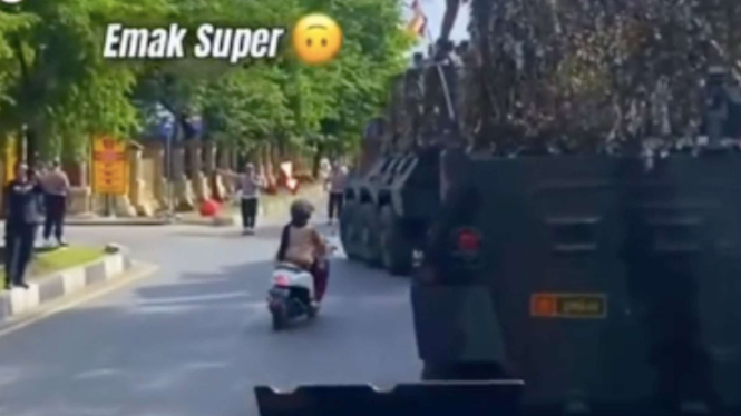 Emak-emak terobos pawai perpisahan Kapolda Aceh