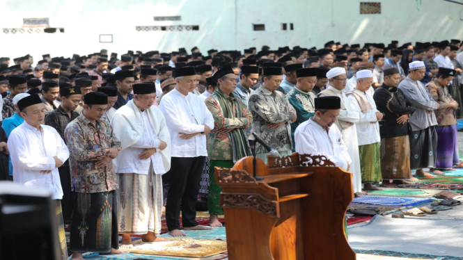 Ganjar Pranowo ikut salat istisqa bareng kiai dan santri di Cianjur