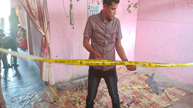 Aparat memasang garis polisi di ruang depan rumah korban istri dibakar suaminya 