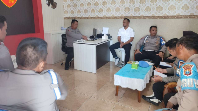 Propam Polres Jombang saat melakukan pemeriksaan