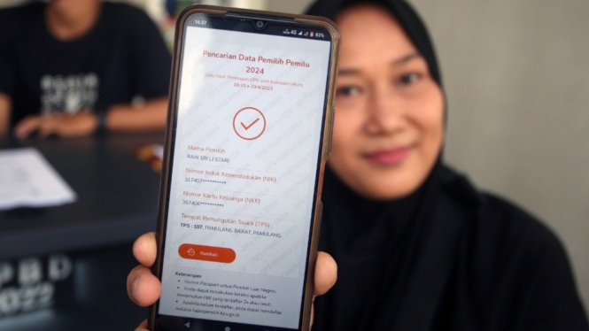 Warga menunjukan aplikasi DPT Online yang sudah terdaftar di DPS Pemilu 2024