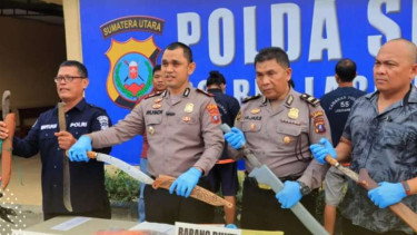 Polres Labuhanbatu saat memberikan keterangan pers kasus penganiyaan berat.
