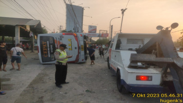 Bus Eka yang terguling usai tabrak pembatas