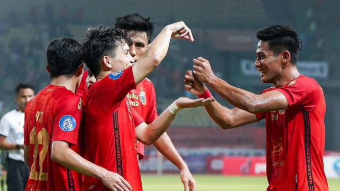 Pemain Persija merayakan gol