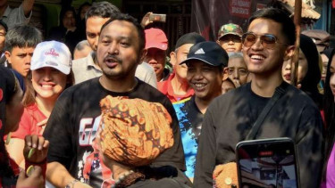 Ketua Umum PSI Kaesang Pangarep (kanan), Sekretaris Jenderal PSI Raja Juli Antoni, dan Anggota Dewan Pembina PSI Giring Ganesha menyaksikan pertunjukan tradisional Sunda saat blusukan di Kiaracondong, Bandung, Jawa Barat, Minggu, 8 Oktober 2023.