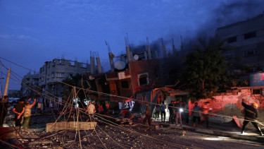 Gedung-gedung di Gaza hancur akibat serangan roket Israel.