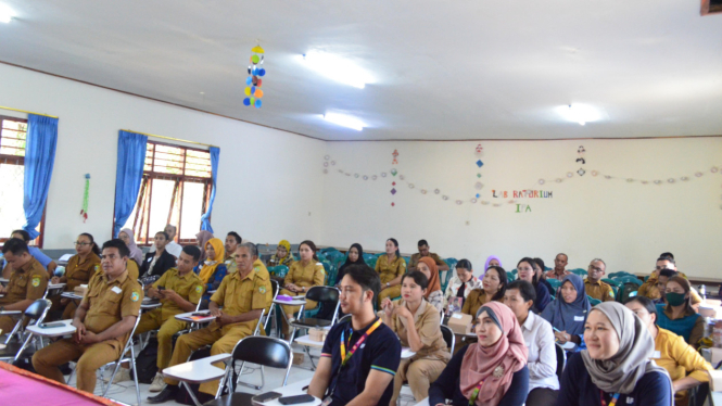 Pelatihan bahasa Inggris untuk tenaga pendidik di Labuan Bajo.