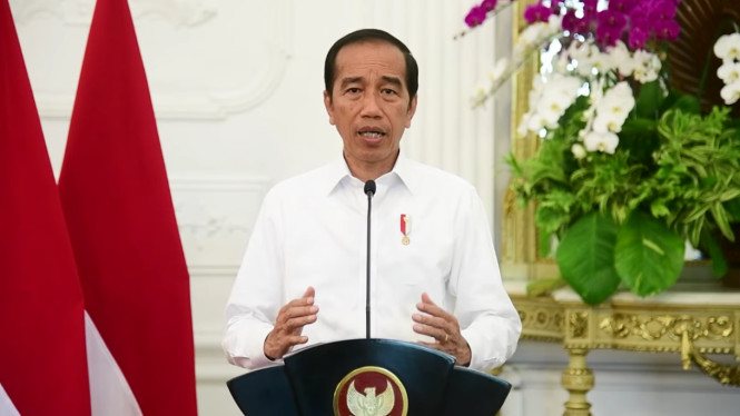 Presiden Jokowi memberikan keterangan pers.