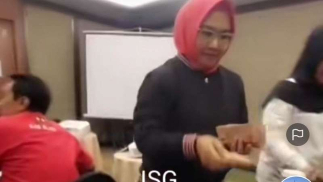 Wakil Bupati Blora Tri Yuli Setyowati bagi-bagi uang segepok ke kader PDIP.