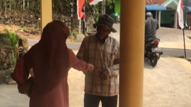 Viral, Pengemis di Mojokerto Keliling Rumah Warga Naik Speda Motor