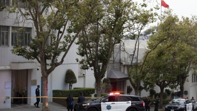 Polisi berkumpul di depan kantor layanan visa Konsulat Jenderal China di San Francisco, California, Amerika Serikat, pada Senin (9/10/2023).