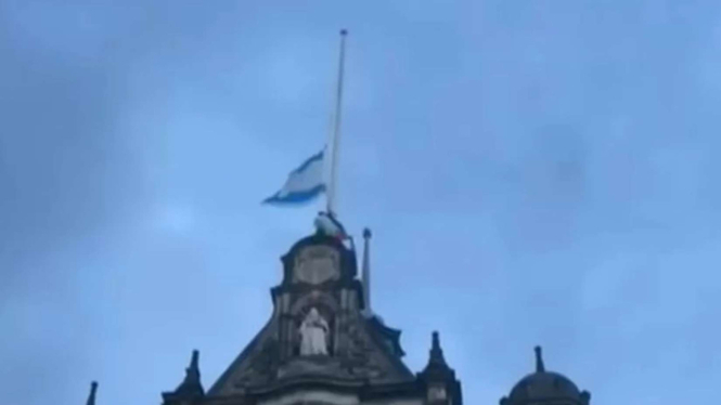 Aksi copot paksa Bendera Israel di Inggris.