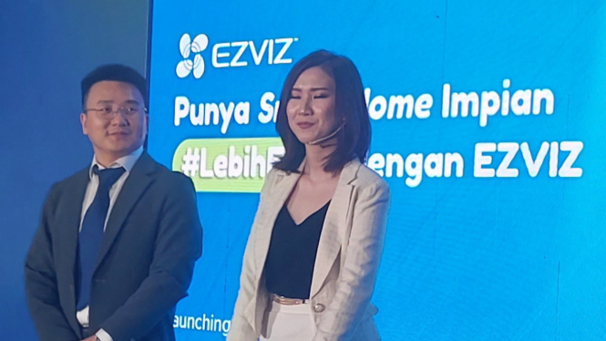 Country Manager George Wu dan Marketing Manager Ezviz Indonesia Oktavia Mega Wati.
