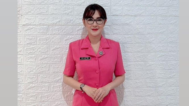 Pedangdut Uut Permatasari dengan pakaian sipil harian korps Bhayangkari