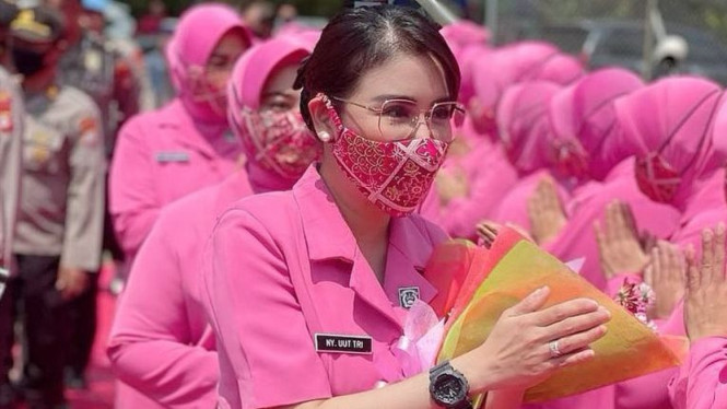 Pedangdut Uut Permatasari dengan pakaian seragam harian Bhayangkari