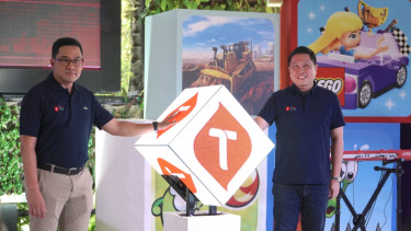 Head of Android Platforms and Ecosystems Google Indonesia Denny Galant (kiri) bersama Direktur Pemasaran Telkomsel Derrick Heng.