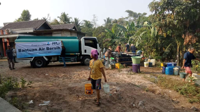 Petugas PT Prasadha Pamunah Limbah Industri (PPLI) memasok ribuan liter air bersih untuk warga terdampak kemarau panjang dan kekeringan di Desa Nambo, Kecamatan Klapanunggal, Kabupaten Bogor, Jawa Barat, Jumat, 13 Oktober 2023.