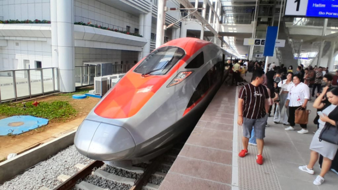 Kereta Cepat Jakarta Bandung di Stasiun Halim