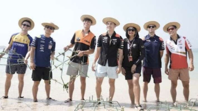 aksi pembalap MotoGP bersih-bersih pantai