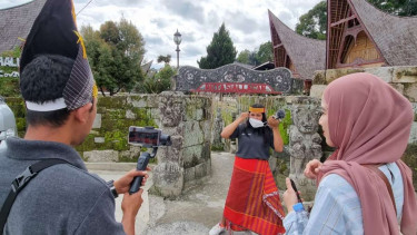 Kegiatan pegiat wisata saat memandu wisatawan dalam Wisata Virtual