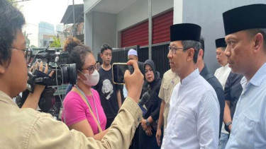 Pj Gubernur DKI Heru Budi Hartono melayat ke rumah almarhum Gembong Warsono.