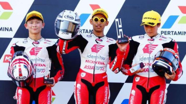 Veda Ega Pratama (tengah) meraih kemenangan di race 1 IATC Sirkuit Mandalika