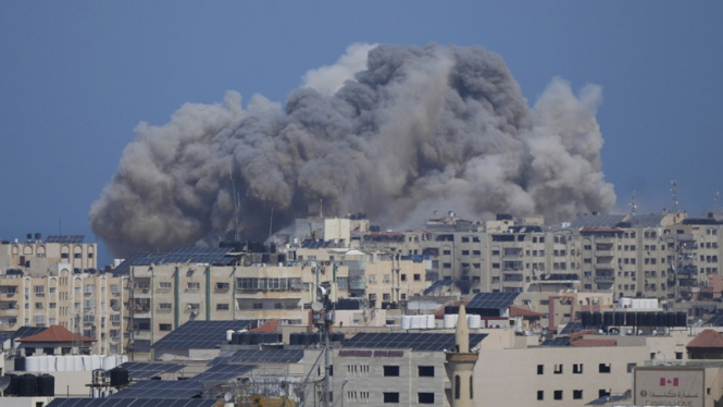 Serangan udara milter Israel mengancurkan pemukiman Gaza, Kamis, 15/10/2023