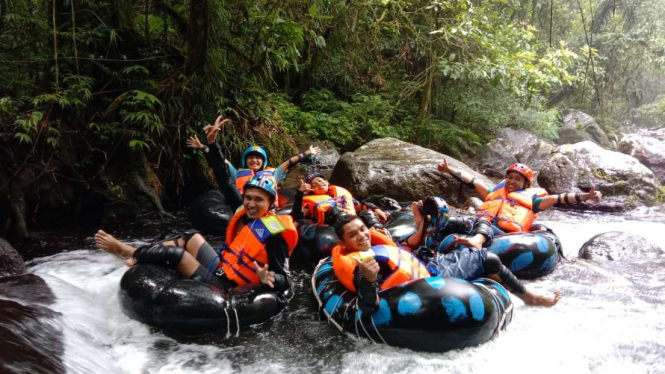 Aktivitas river tubing di sungai Wae Dingin Golo Loni, Manggarai Timur, NTT