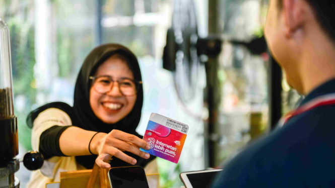 Penyebaran kartu perdana Tri.