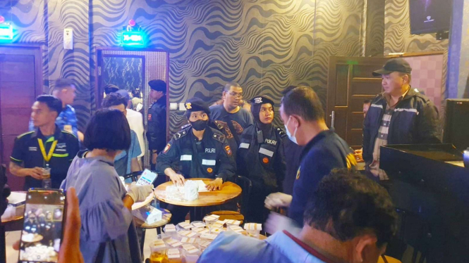 Polda Sumut saat melakukan razia di tempat hiburan malam di Kota Medan