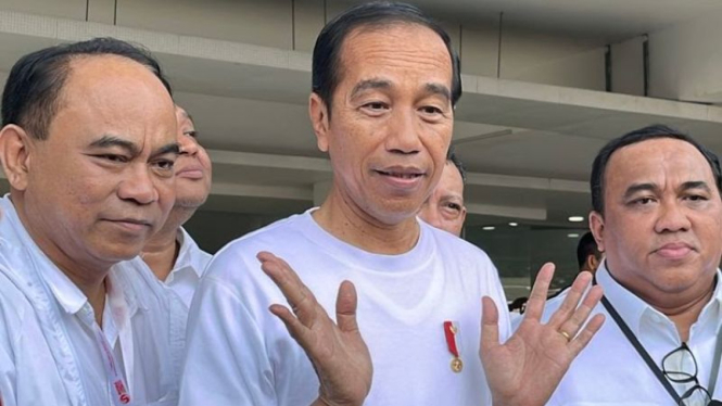 Presiden Jokowi (tengah).