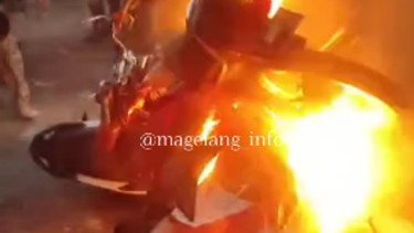 Rusuh Muntilan Magelang, Jawa Tengah, motor dibakar