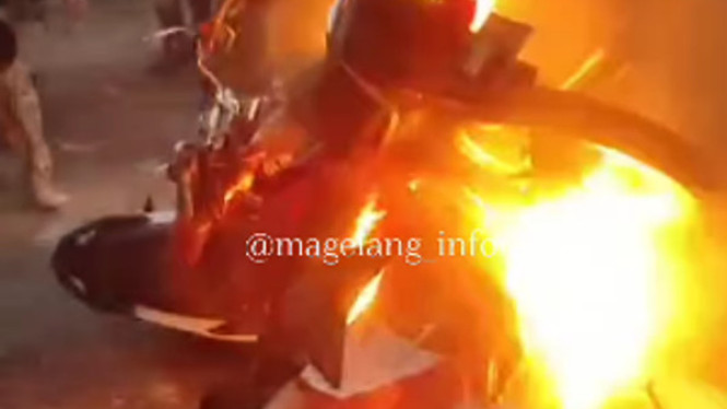 Rusuh Muntilan Magelang, Jawa Tengah, motor dibakar