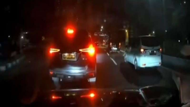 Viral mobil Fortuner berpelat Polri yang pengemudinya ancam pengendara lain.