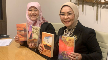 Asma Nadia (kiri).