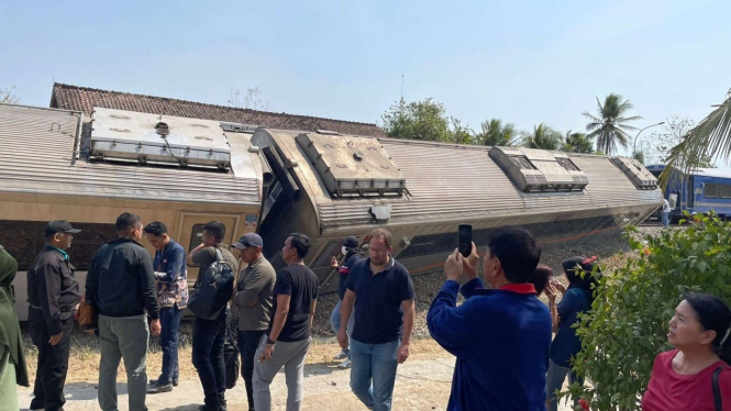Kereta Argo Semeru anjlok di Wates