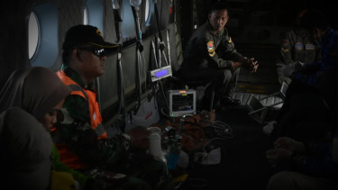 VIVA Militer: TNI evakuasi Adinda Putri dari Bawean.