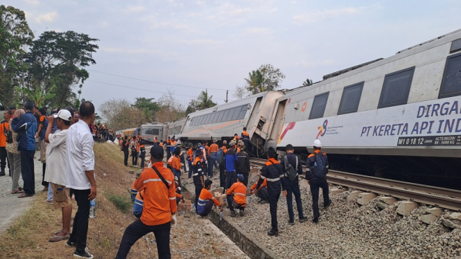 Kecelakaan kereta api KA Argo Semeru dan KA Argo Wilis di Kulon Progo DIY