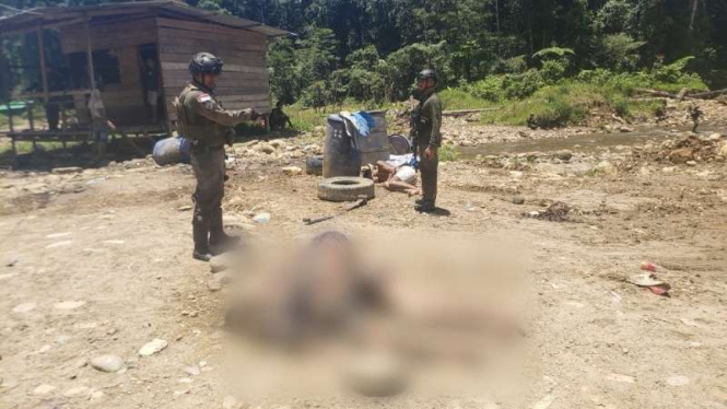 Aparat dibantu warga mengevakuasi jenazah pembantaian KKB di Yahukimo, Papua