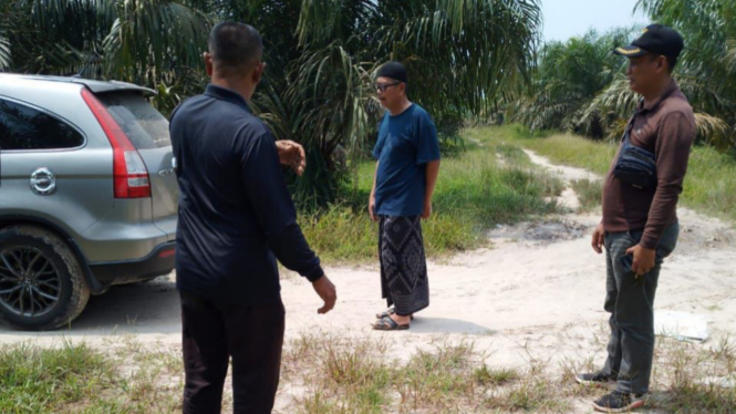 Kapolsek Bungaraya AKP Selamet dan tahanan korupsi Suparmin di kebun sawit