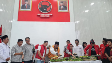 Nobar pengumuman cawapres Mahfud MD di Kantor DPD PDIP Jatim